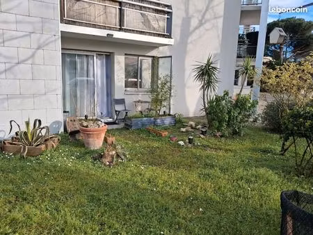 ? t2 rénové de 48 82 m² avec terrasse et parking couvert – mérignac parc bourran