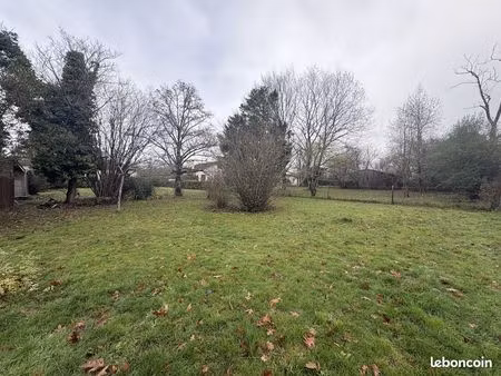 terrain 1050 m² montussan