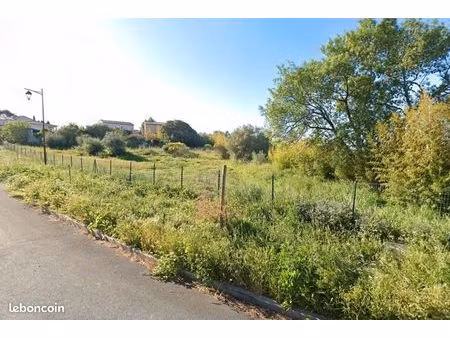 terrain 558 m² quarante