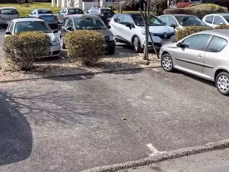 place de parking proche place ravezies