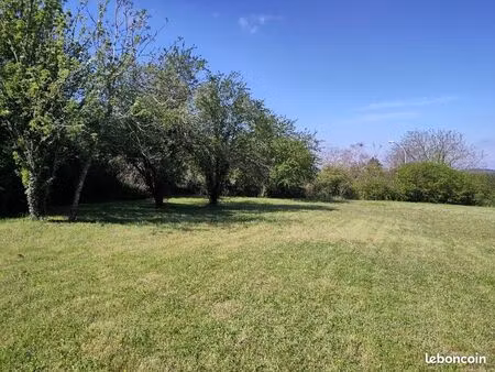 beau terrain constructible au calme à chinon