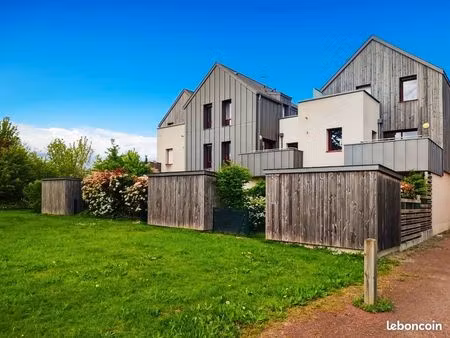 t3 en duplex avec deux terrasses dans résidence récente