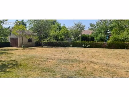 terrain de 1000 m2 avec garage et hangar