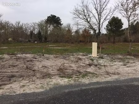 terrain 900 m² auros
