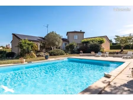 maison 6 pièces 222 m²