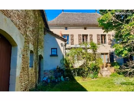 corps de ferme avec dependances  dans un tres bel environnement  proche de figeac (lot)