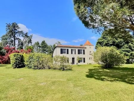 villeneuve-sur-lot  propriété de caractère avec parc de plus de 5 600 m² et piscine ! rare