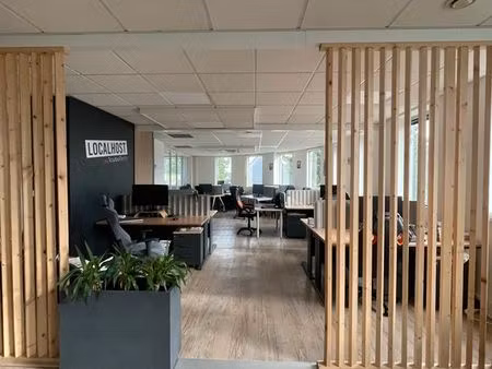 espace privatif de 10 à 12 postes au sein d'un coworking