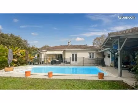 maison contemporaine de plain pied calme avec piscine