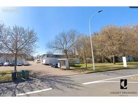 local 261 m² riorges