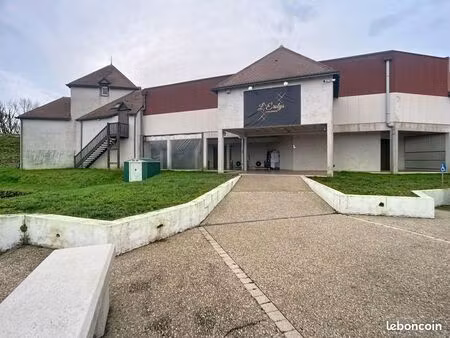 bâtiment 1 400 m²