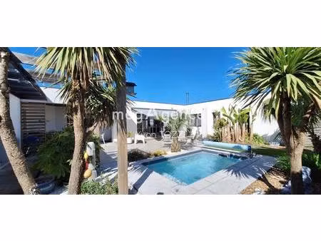 maison contemporaine de plain-pied avec piscine