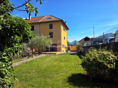 charmante maison de village de 130 m² habitable avec jardin arboré.