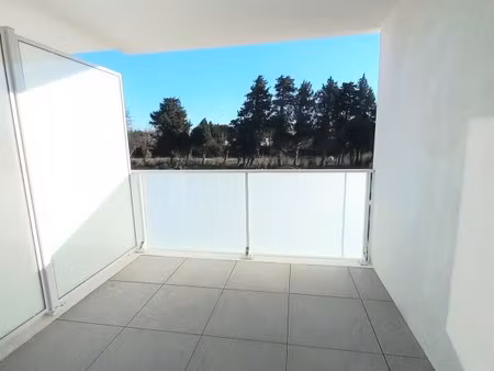 t2 avec terrasse et parking à avignon