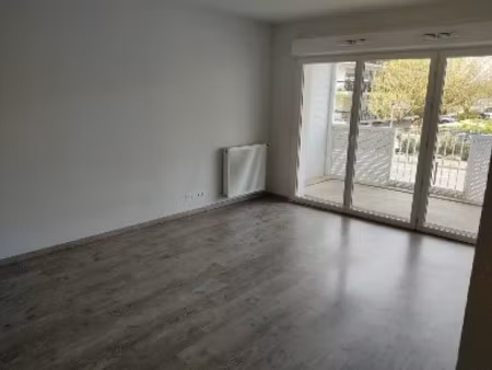 t3 avec balcon et parking à cenon