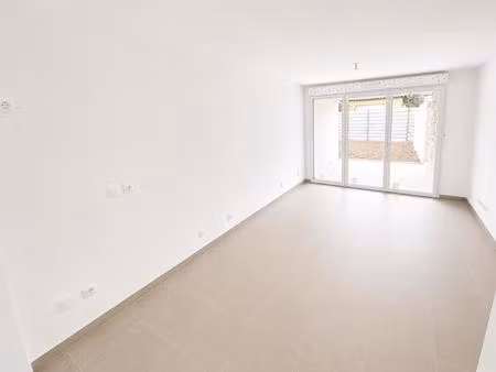 t2 neuf avec terrasse  jardin et parking à cogolin