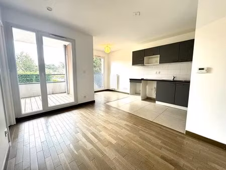joli t2 avec terrasse et parking sous-sol ecully