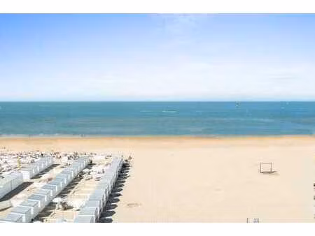 appartement d'angle luxueux avec vue panoramique sur la mer.