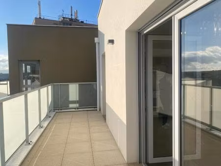 t3 avec balcon et parking à nemours