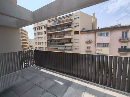 t2 avec parking et terrasse à toulon