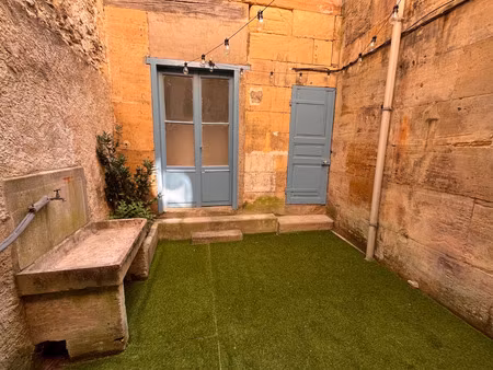 maison de ville avec cour intimiste et petite dépendance