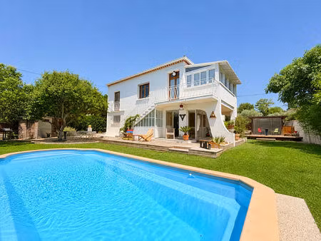 maison t5 proche centre village avec piscine  garage et dépendances.