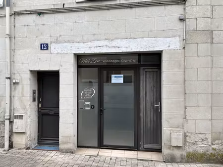 local avec vitrine saumur