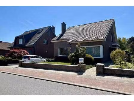 instapklare woning met prachtige tuin in het rustige korb...