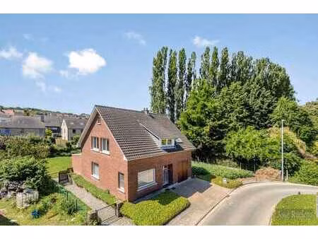 goed gelegen woning .