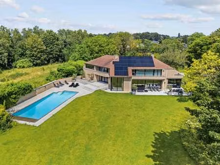 villa rénovée exclusive avec piscine et finitions haut de g