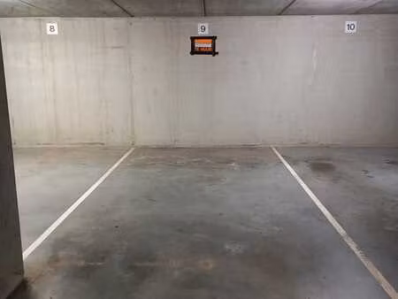 autostaanplaats in appartementsgebouw – €75/maand