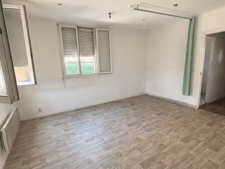 studio 32 m² à persan proximité gare. place de parking privative  box de rangement. fort p