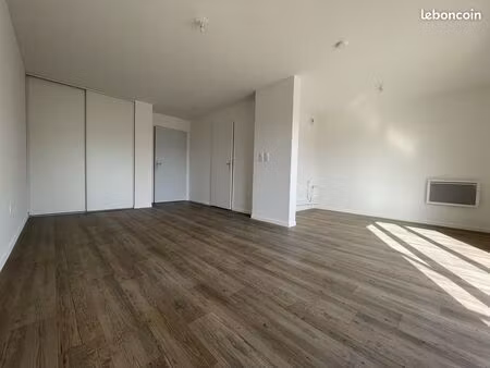 studio 1 pièce 32 m²