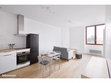 ? t2 meublé 40 m² – centre beaupréau – proche commerces – 560 cc