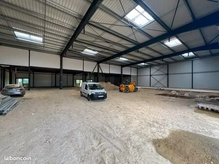 local d'activite 1305 m² louvres