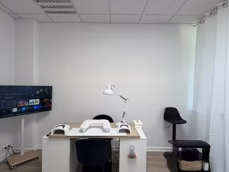 location poste onglerie