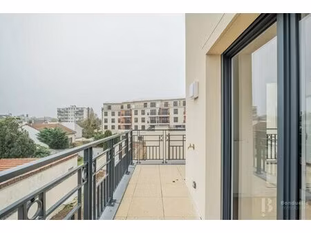 saint-maur - av. louis blanc - a louer vide 3 pieces de 65m² avec balcon au 2e etage - sup