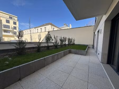 saint-maur - av. louis blanc - a louer vide 3 pieces de 65m² en rez-de-jardin - superbe im