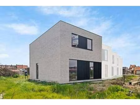 halfopen woning met zuidwest gerichte tuin