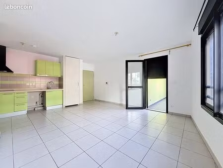 à vendre – appartement f2 avec varangue et parking – bellepierre/saint denis