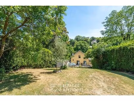 maison avec bassin  terrasse et jardin
