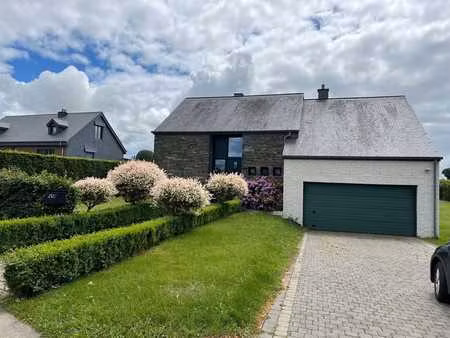 maison avec 4 chàc et beau grand jardin