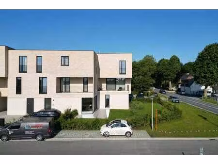 recent gelijkvloers appartement met drie slaapkamers en tuin