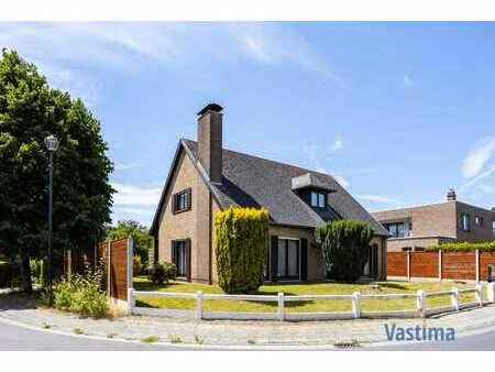 villa met zonnige tuin en grote garage op een steenworp v...
