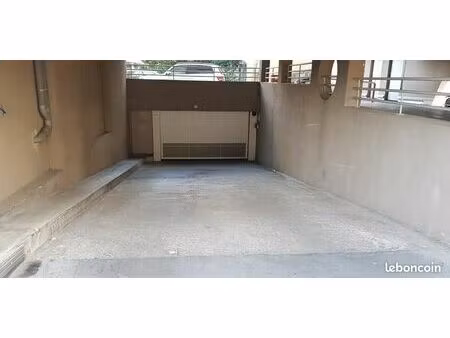box de garage fermé à louer – oullins centre – 12 m²