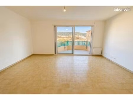 grand studio de 30 m2 avec parking et cave