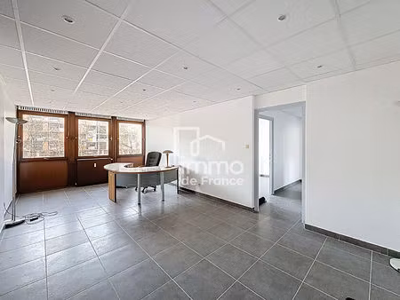 local commercial oyonnax 108.76 m2