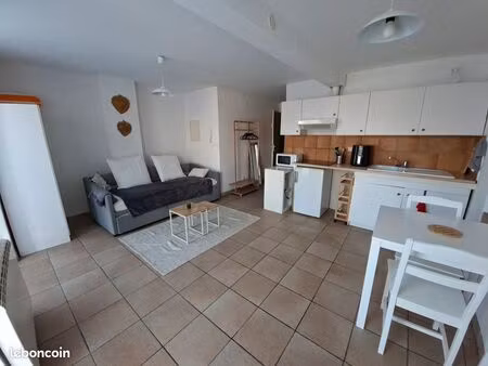 loue studio meublé avec balcon