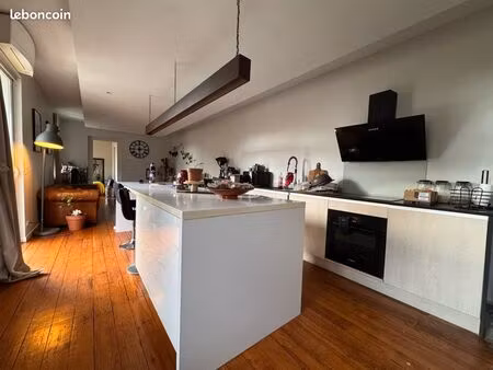 t2 meublé style loft centre ville balcon et parking