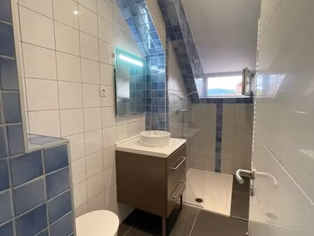f2 meublé de 55 m² – parking – cour privative – secteur calme